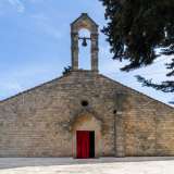 La facciata si sviluppa infatti in orizzontale ed � sormontata da un alto campanile a vela...